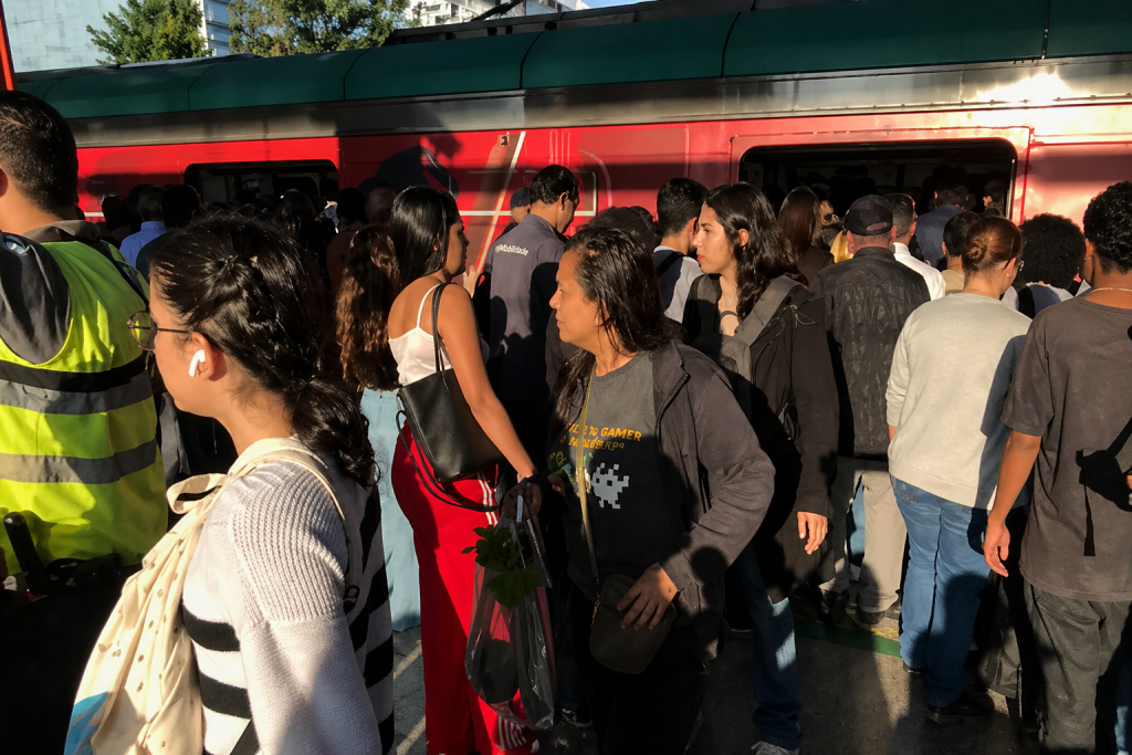Falha provoca transtornos a passageiros na Linha 9-Esmeralda em SP falha-provoca-transtornos-a-passageiros-na-linha-9-esmeralda-em-sp