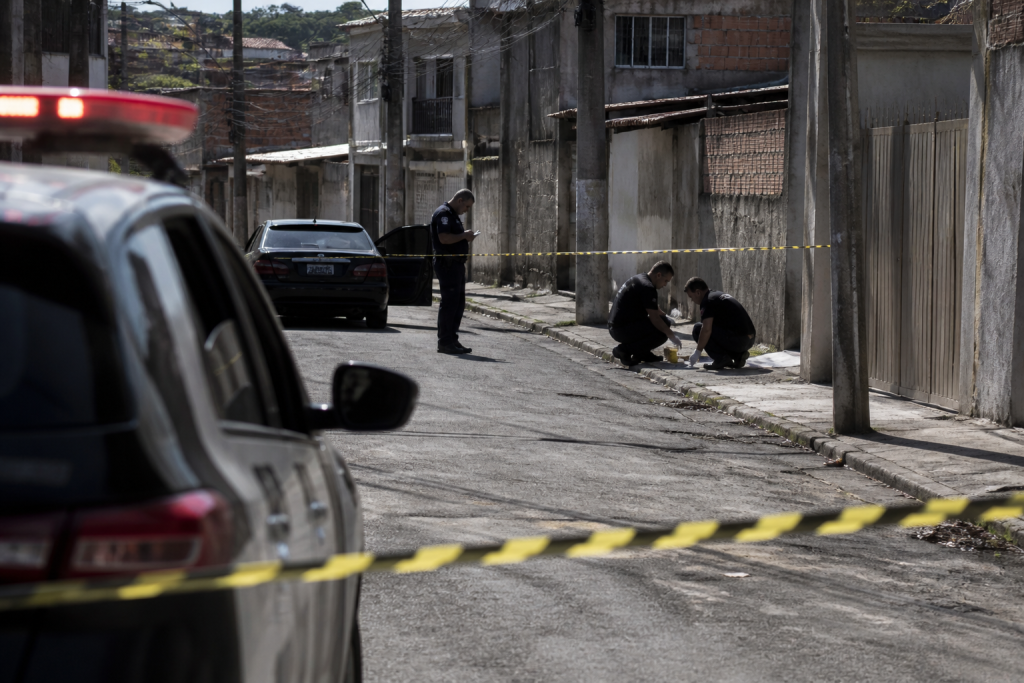 mulher-e-morta-a-tiros-pelo-marido-na-grande-sp;-policia-investiga-como-feminicidio