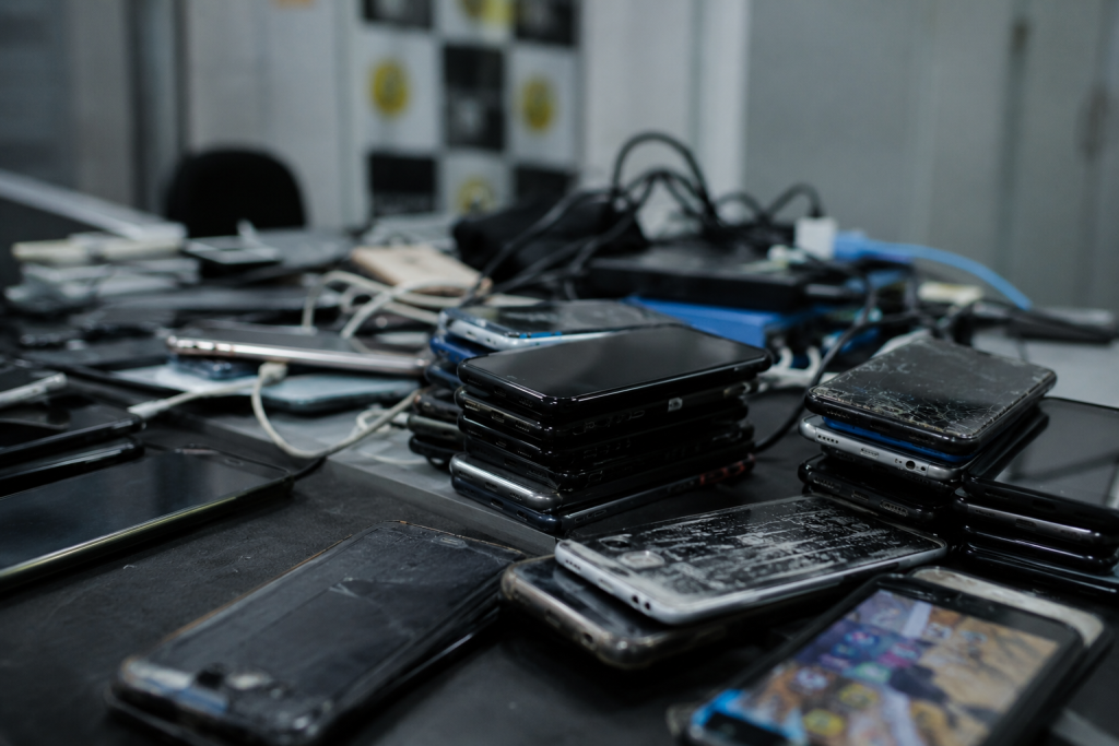 policia-identifica-base-de-desbloqueio-de-celulares-roubados-ao-lado-de-predio-policial-no-centro-de-sp