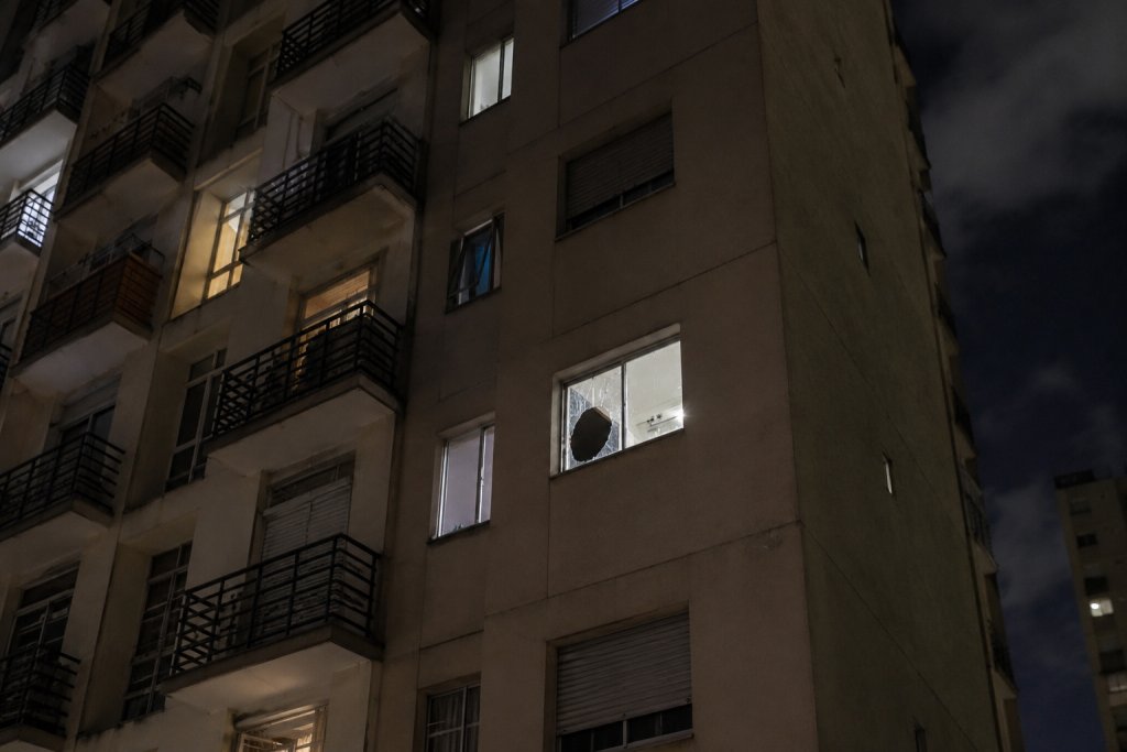Bala perdida atinge apartamento no 15º andar em São Paulo e assusta moradores bala-perdida-atinge-apartamento-no-15o-andar-em-sao-paulo-e-assusta-moradores