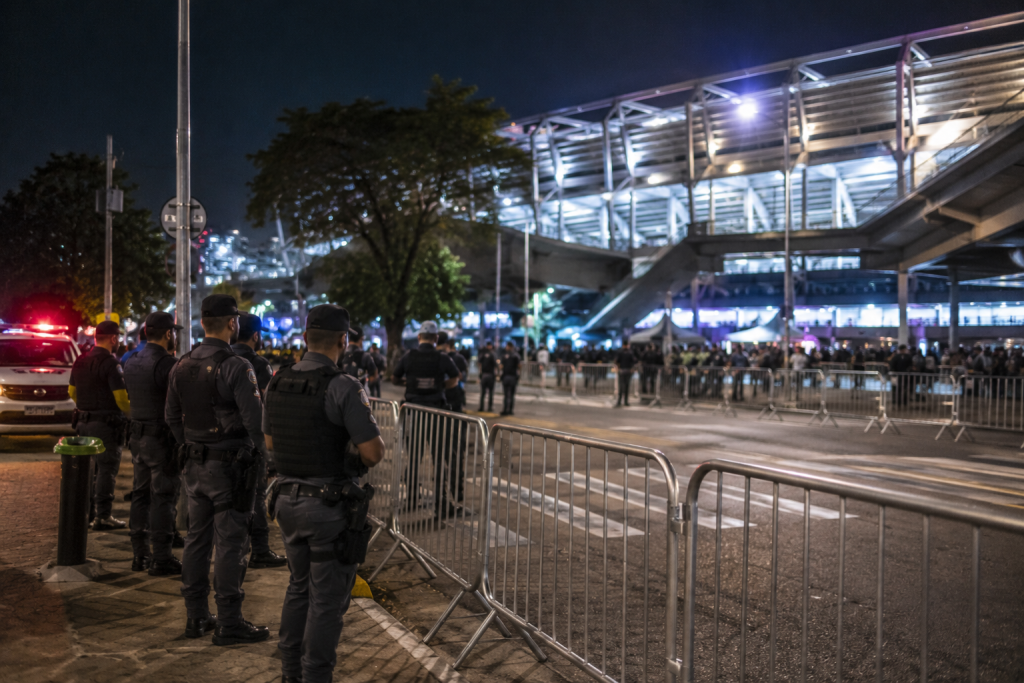 Suspeitos são presos com 135 cartões bancários perto do Allianz Parque durante show de Djavan suspeitos-sao-presos-com-135-cartoes-bancarios-perto-do-allianz-parque-durante-show-de-djavan