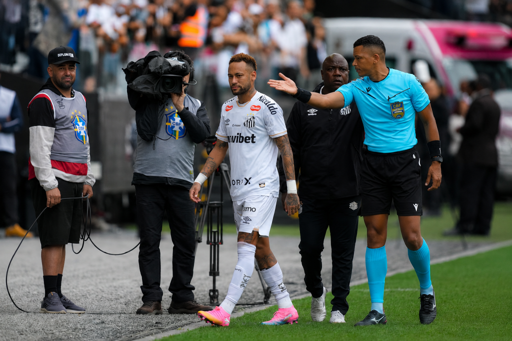 Erro em substituição de Neymar gera polêmica em partida entre Santos e Coritiba erro-em-substituicao-de-neymar-gera-polemica-em-partida-entre-santos-e-coritiba