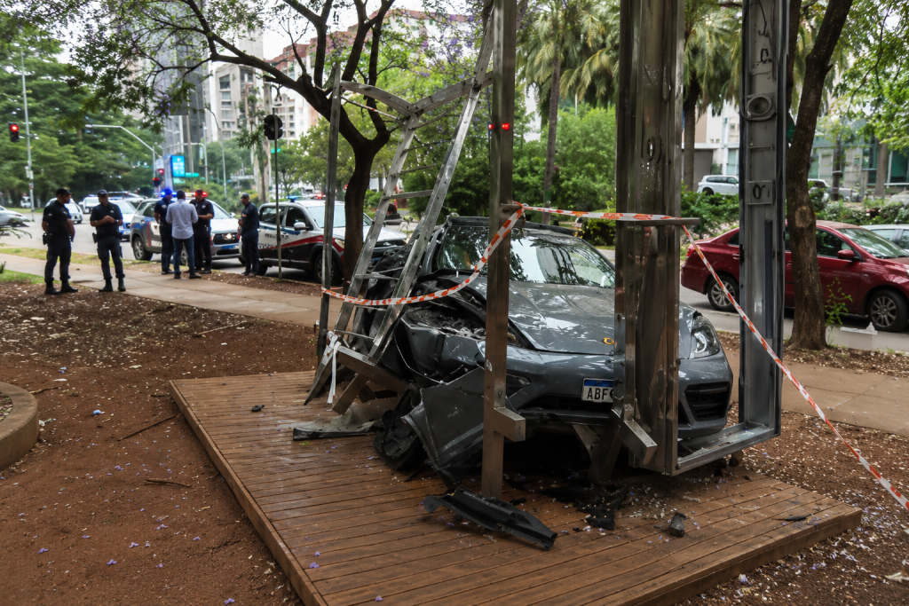 Porsche invade calçada e destrói academia pública no Itaim Bibi porsche-invade-calcada-e-destroi-academia-publica-no-itaim-bibi