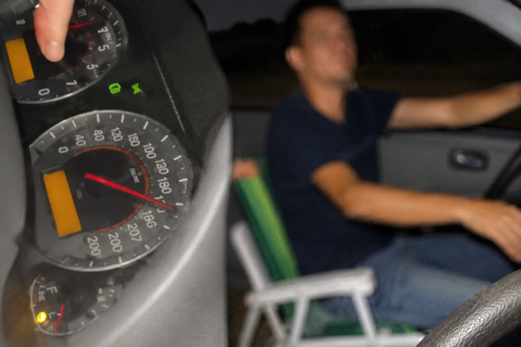 Motorista em cadeira de praia a 140 km/h causa acidente com dois mortos em Rondônia motorista-em-cadeira-de-praia-a-140-km/h-causa-acidente-com-dois-mortos-em-rondonia