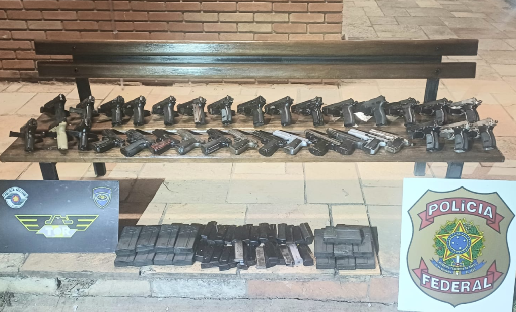 mais-de-30-armas-sao-encontradas-em-fundo-falso-de-carro-em-rodovia-do-interior-de-sp