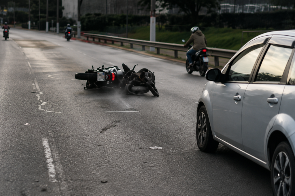 motociclista-cai-na-marginal-tiete-enquanto-filmava-passeio