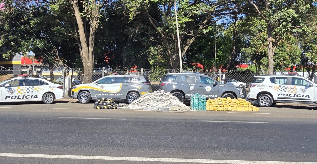 POLÍCIA RODOVIÁRIA APREENDE MEIA TONELADA DE DROGAS ESCONDIDA EM CAMINHÃO FRIGORÍFICO policia-rodoviaria-apreende-meia-tonelada-de-drogas-escondida-em-caminhao-frigorifico