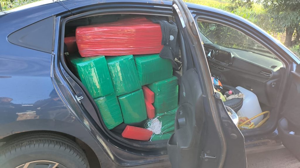 carro-com-700-kg-de-maconha-e-apreendido-pela-policia-rodoviaria-no-interior-de-sp