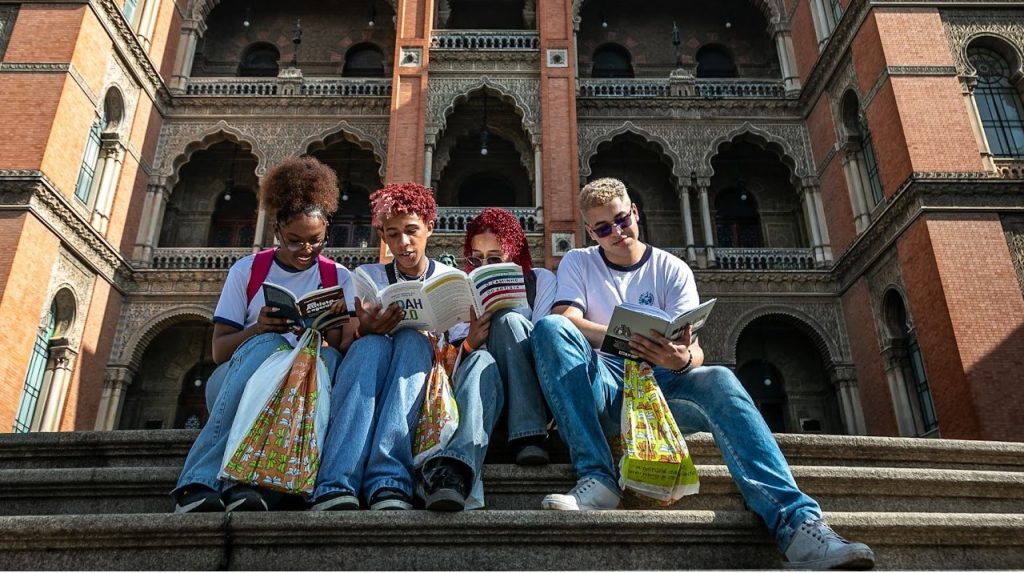 ESCOLAS ESTADUAIS PARTICIPAM DA 1ª FESTA LITERÁRIA INTERNACIONAL DA FIOCRUZ