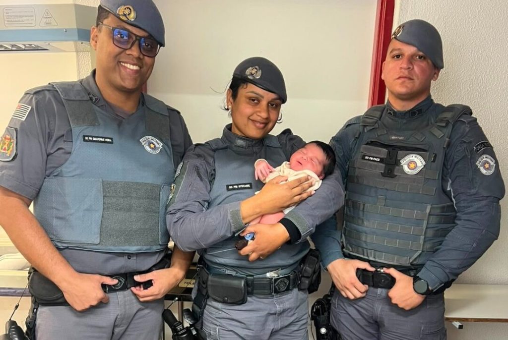 POLICIAIS MILITARES SOCORREM RECÉM-NASCIDO DE SETE DIAS APÓS ENGASGO NA ZONA LESTE DE SP policiais-militares-socorrem-recem-nascido-de-sete-dias-apos-engasgo-na-zona-leste-de-sp