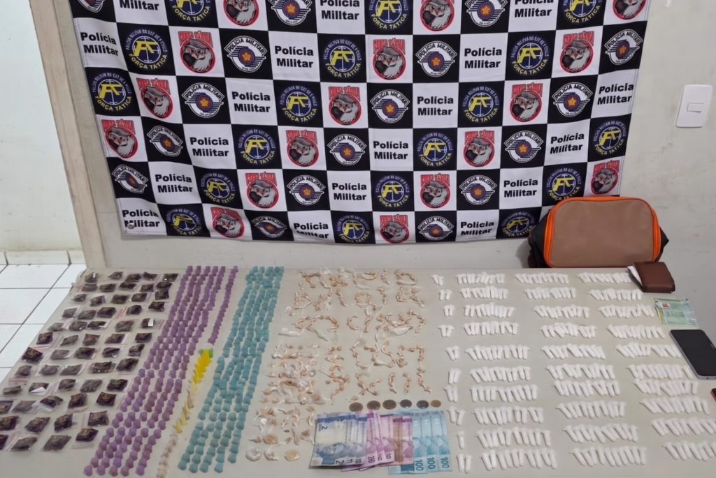 MAIS DE MIL PORÇÕES DE DROGAS SÃO APREENDIDAS E TRÊS PESSOAS SÃO PRESAS NO INTERIOR DE SP mais-de-mil-porcoes-de-drogas-sao-apreendidas-e-tres-pessoas-sao-presas-no-interior-de-sp