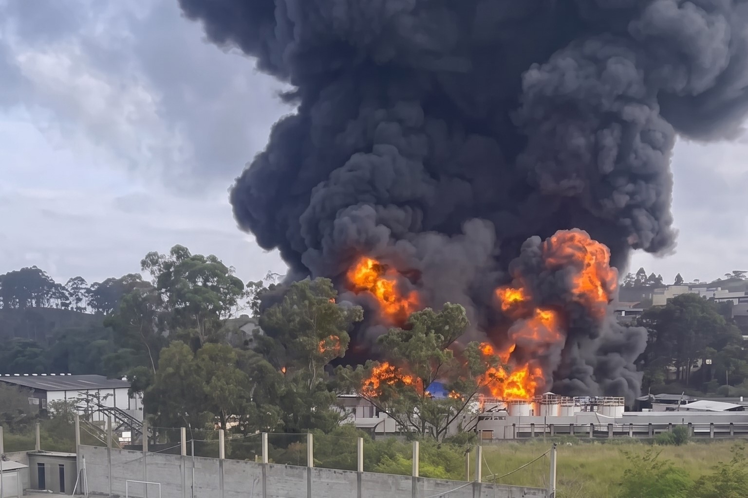 incendio-de-grande-proporcao-em-galpao-industrial-assusta-moradores-e-mobiliza-bombeiros-em-itaquaquecetuba